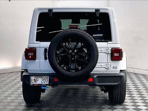 Used 2024 Jeep Wrangler Unlimited Sahara AWD/4WD image 3