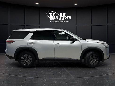 Used 2024 Nissan Pathfinder S image 2