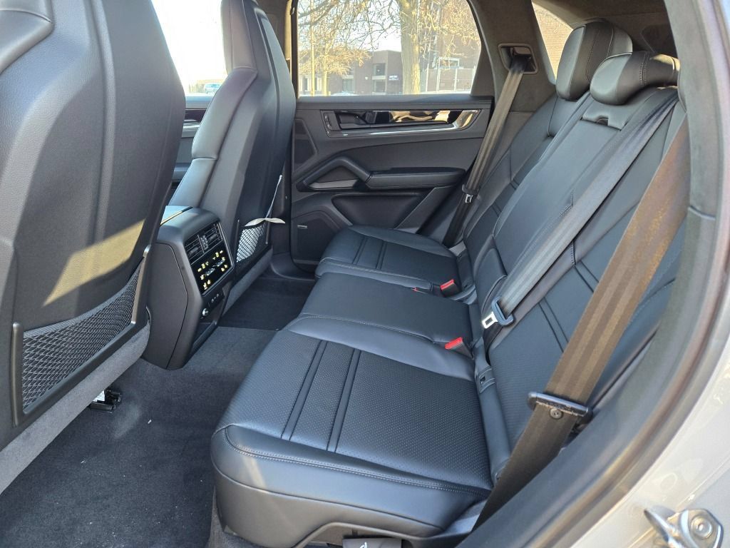 New 2026 Porsche Cayenne GTS AWD/4WD image 31
