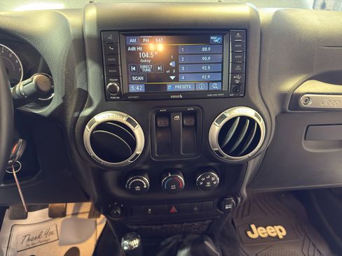 Used 2015 Jeep Wrangler Rubicon w/ Dual Top Group AWD/4WD image 17