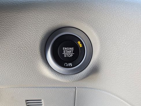 Certified 2023 Chrysler Pacifica Touring-L image 11