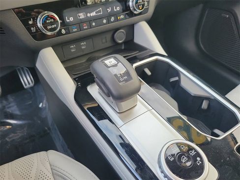 Used 2025 Mitsubishi Outlander SEL image 23