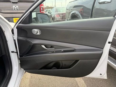 Used 2024 Hyundai Elantra SEL image 17