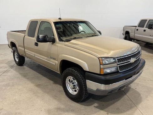 Used 2005 Chevrolet Silverado 2500 LS w/ Skid Plate Package AWD/4WD image 6
