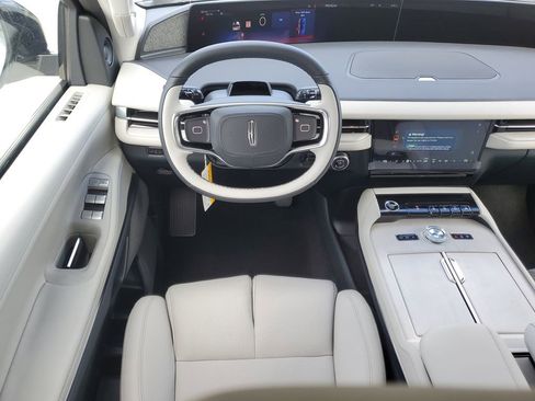 New 2025 Lincoln Navigator L Reserve AWD/4WD image 17