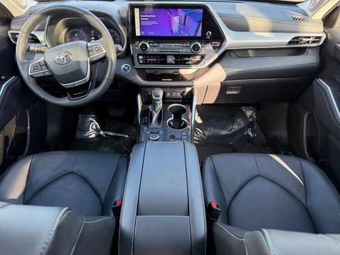 Used 2023 Toyota Highlander Platinum image 16