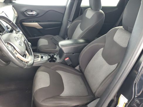 Used 2017 Jeep Cherokee Sport FWD image 12