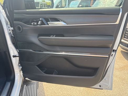 New 2026 Jeep Grand Wagoneer Summit AWD/4WD image 38