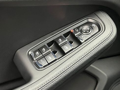 Used 2025 Porsche Macan image 24