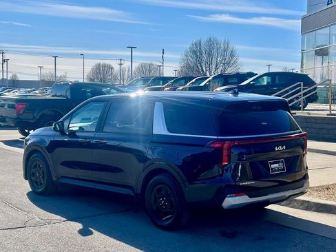 Used 2025 Kia Carnival image 3