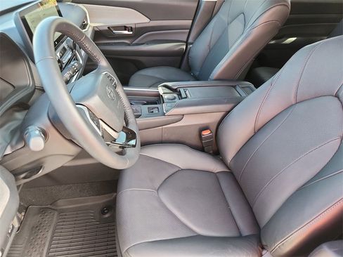 Used 2025 Toyota Grand Highlander AWD image 10