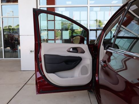 Used 2018 Chrysler Pacifica Touring-L w/ Premium Audio Group FWD image 15