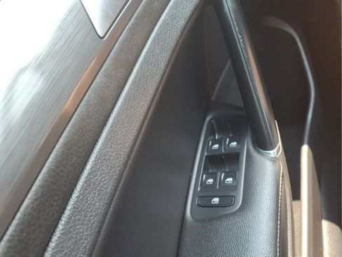 Used 2019 Volkswagen Golf SE FWD image 24