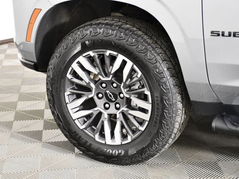 Used 2025 Chevrolet Suburban Z71 image 56