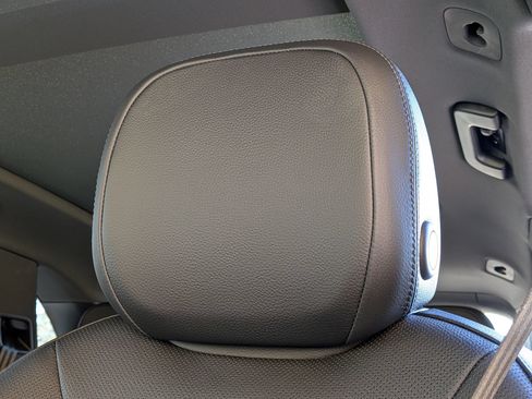Certified 2025 Porsche Cayenne AWD/4WD image 6