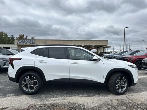 New 2026 Chevrolet Trax LT w/ LPO, Blackout Package image 9