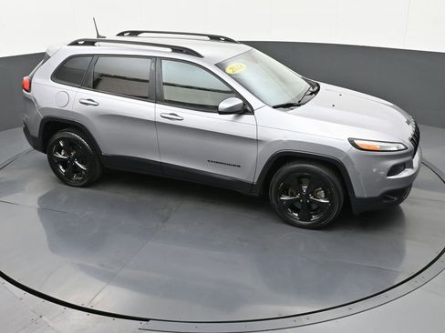 Used 2018 Jeep Cherokee Latitude w/ Altitude Package FWD image 30