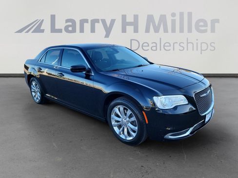 Used 2018 Chrysler 300 Touring image 8