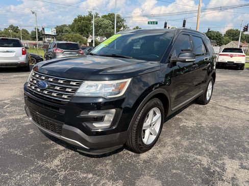 Used 2017 Ford Explorer XLT w/ Equipment Group 202A FWD image 3