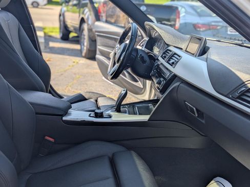 Used 2017 BMW 320i xDrive Sedan AWD/4WD image 31