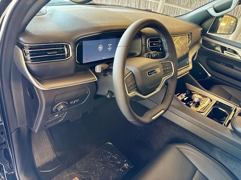 Used 2025 Jeep Wagoneer 4WD image 10