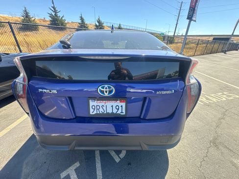Used 2016 Toyota Prius Three Touring FWD image 4