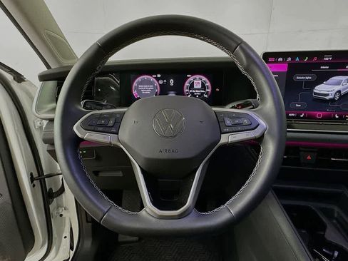 Used 2025 Volkswagen Tiguan SE w/ Panoramic Sunroof Package AWD/4WD image 16
