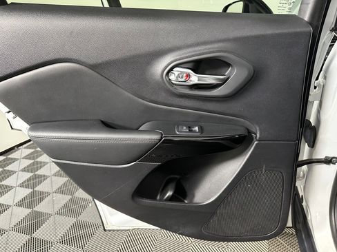 Used 2023 Jeep Cherokee Altitude Lux image 39