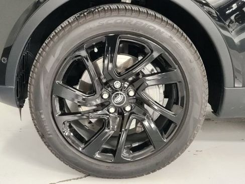 Used 2025 Land Rover Discovery S image 8