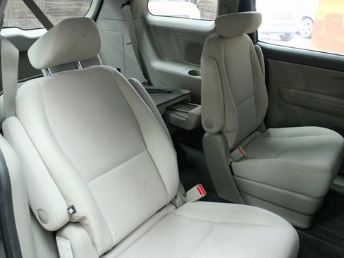 Used 2018 Kia Sedona L image 9