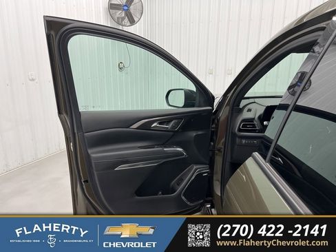 Used 2024 Chevrolet Traverse RS image 8