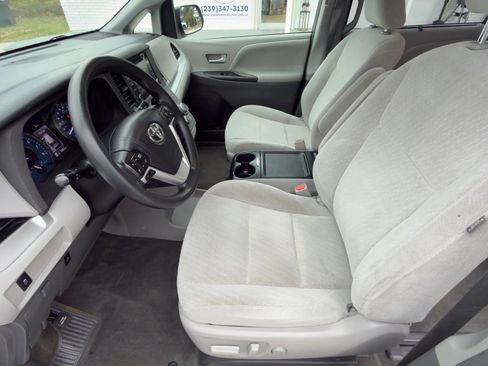 Used 2018 Toyota Sienna LE image 11