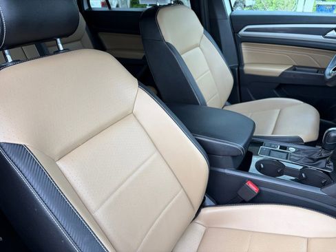 Certified 2022 Volkswagen Atlas Cross Sport SE w/ Black Wheel Package FWD image 31