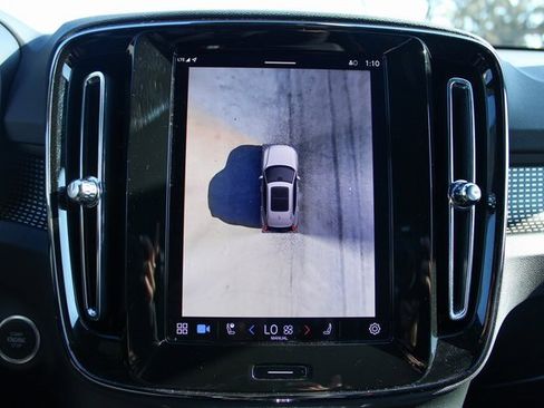 Used 2025 Volvo XC40 B5 Plus image 23