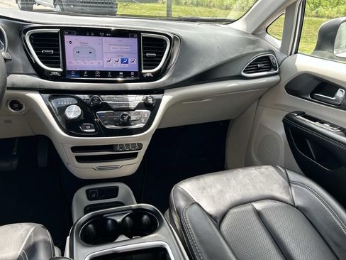 Used 2023 Chrysler Pacifica Touring-L FWD image 24