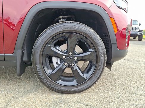 New 2025 Jeep Grand Cherokee Altitude image 5