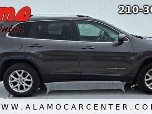 Used 2017 Jeep Cherokee Latitude AWD/4WD image 6