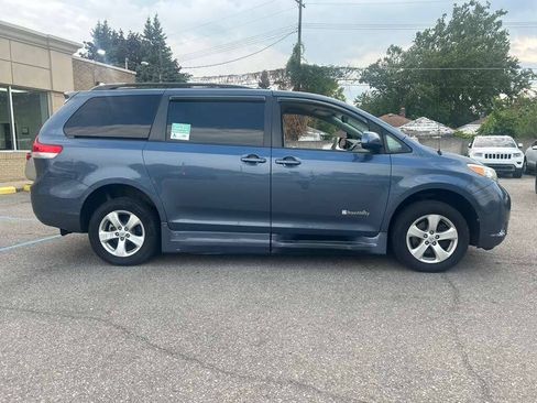 Used 2014 Toyota Sienna LE FWD image 4