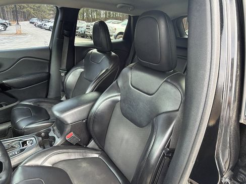 Used 2019 Jeep Cherokee Latitude Plus image 17