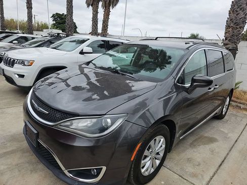 Used 2018 Chrysler Pacifica Touring-L FWD image 1