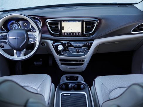 Used 2020 Chrysler Pacifica Limited image 20