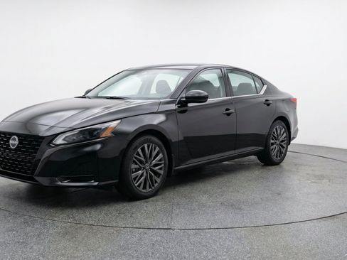 Used 2025 Nissan Altima 2.5 SV FWD image 3