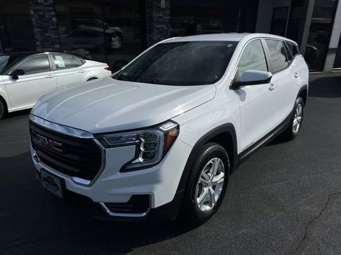 Used 2024 GMC Terrain SLE image 3