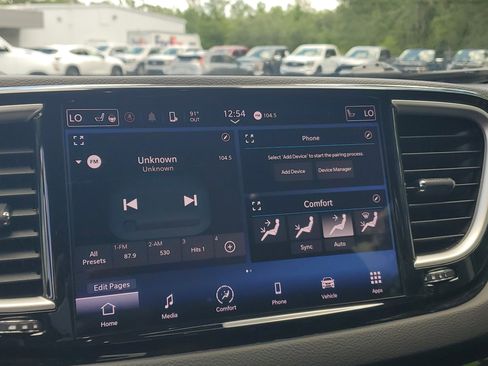Used 2023 Chrysler Pacifica Touring-L FWD image 12