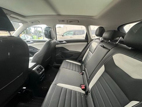 Certified 2025 Volkswagen Taos SEL AWD/4WD image 9