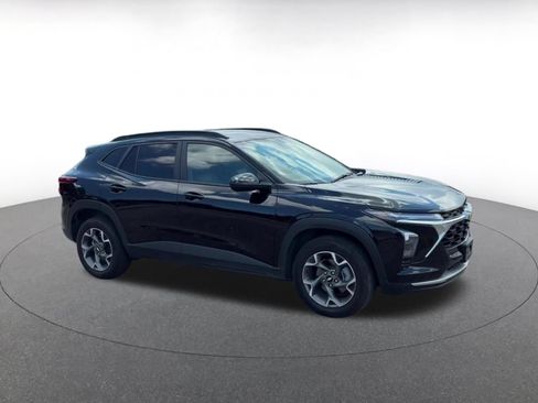 Used 2025 Chevrolet Trax LT FWD image 2