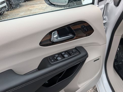 Used 2023 Chrysler Pacifica Limited w/ Uconnect Theater Family Group FWD image 23