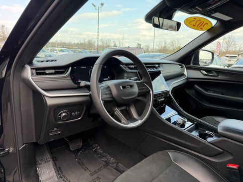 Used 2025 Jeep Grand Cherokee Altitude image 13