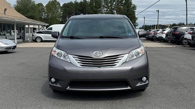 Used 2017 Toyota Sienna XLE w/ XLE Navigation Package FWD image 3
