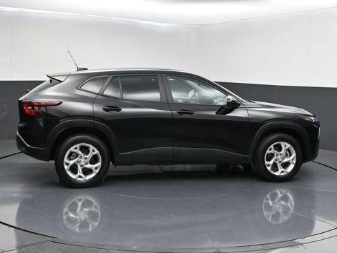 Used 2025 Chevrolet Trax LS w/ LS Convenience Package FWD image 8